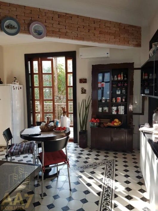 Casa Encantadora com Estilo Único em Condomínio Fechado!