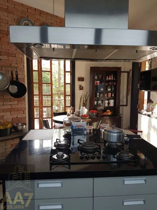 Casa Encantadora com Estilo Único em Condomínio Fechado!