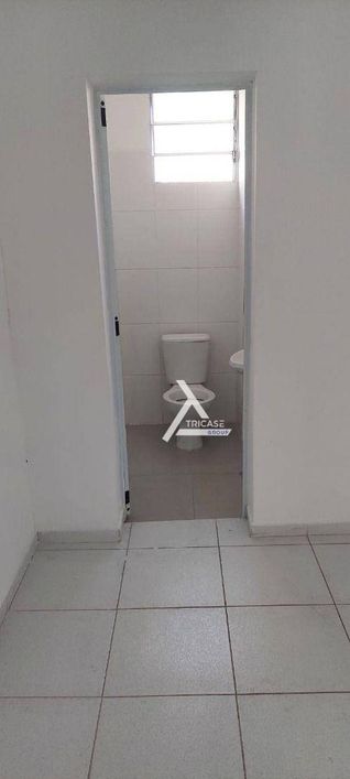 Imóvel comercial em rua movimentada.
