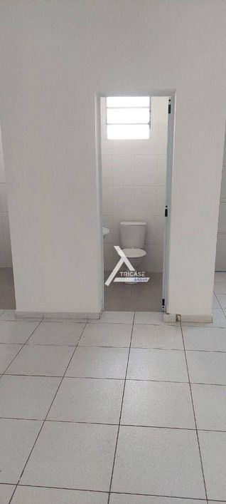Imóvel comercial em rua movimentada.