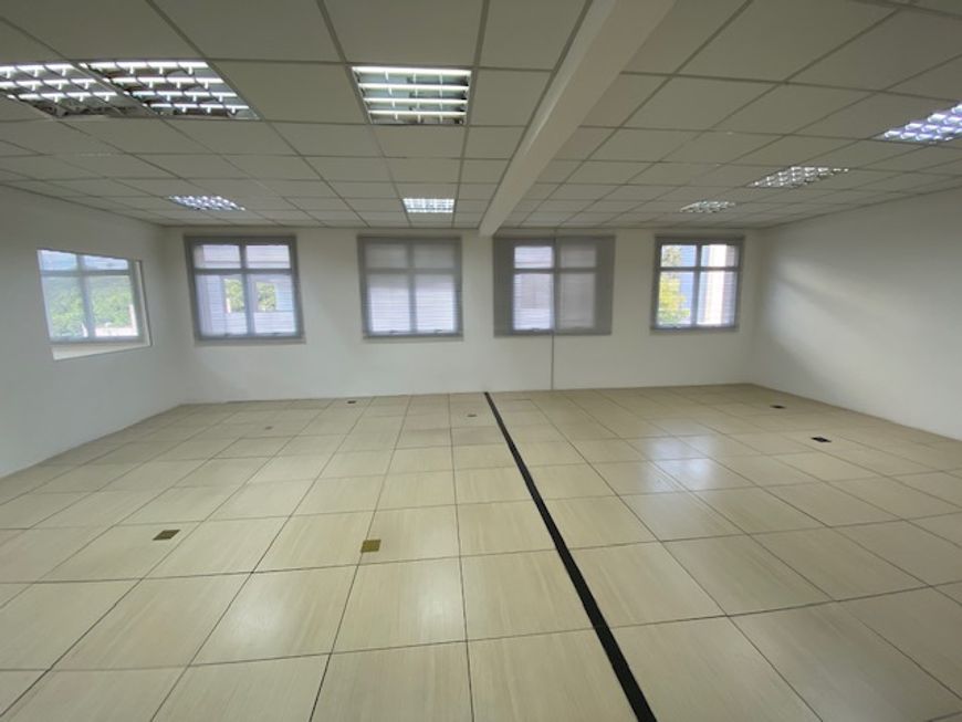Excelente sala no Alphabusiness com piso elevado e ar condicionado