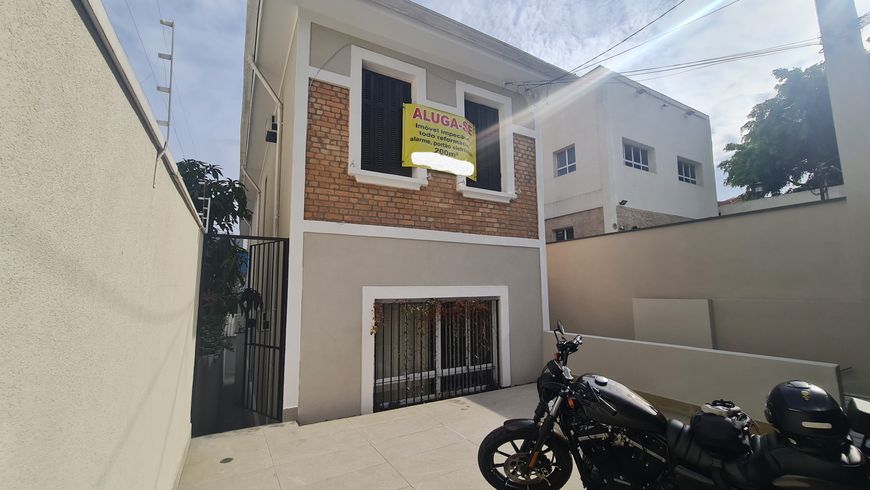 Alugue já essa casa dos sonhos: 4 dormitórios, 220m² e totalmente reformada na Vila Mariana!