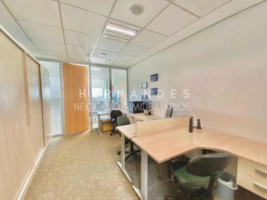 Sala Comercial com 42m² localizada no 18 Do Forte em Alphaville