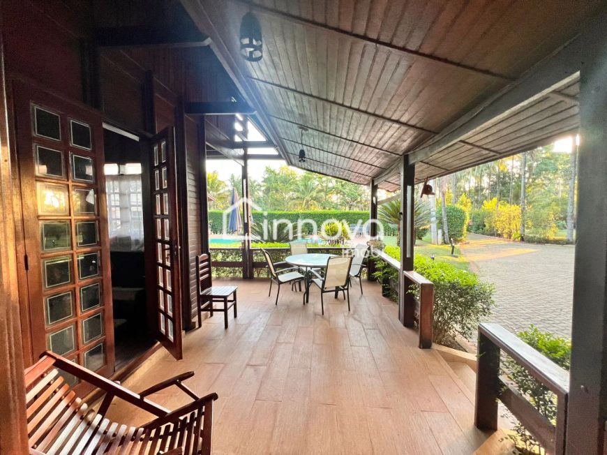 Chácara à venda com 5 quartos, amplo espaço verde, área de churrasco completa com banheiro, piscina