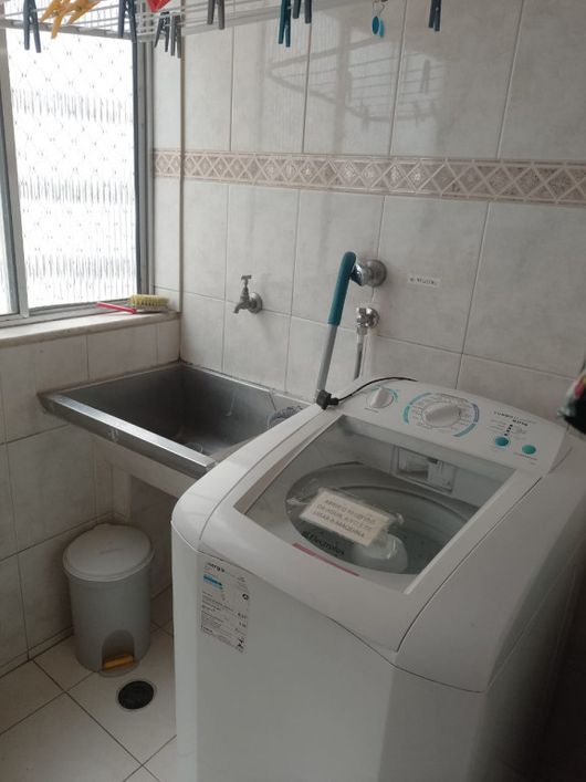 Vendo apartamento com varanda na Chácara Califórnia.