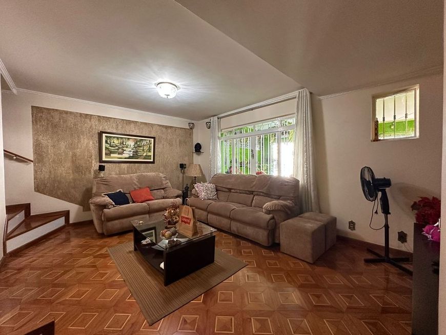 "Elegante Sobrado de 3 Dorm. com Suíte, Sala Ampla, sala de jantar e 3 Vagas"