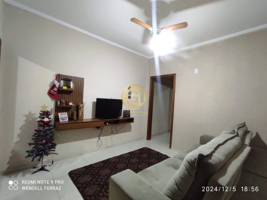 Seu Novo Lar no Jardim Flórida: Casa Ampla e Bem Localizada com 2 Dormitórios e 2 Vagas de Garagem