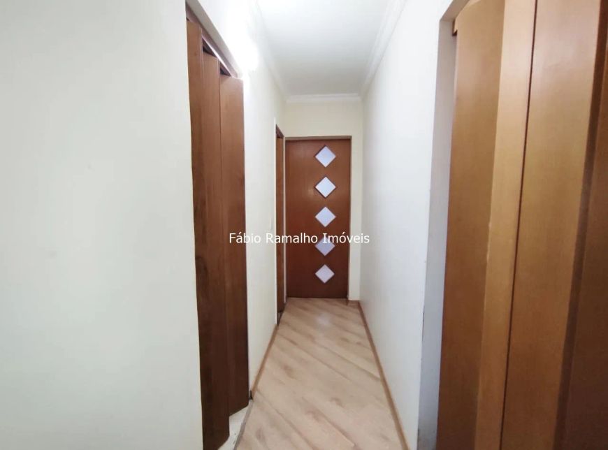 Apartamento com 3 dormitórios, 2 banheiros, e 2 vagas de garagens.