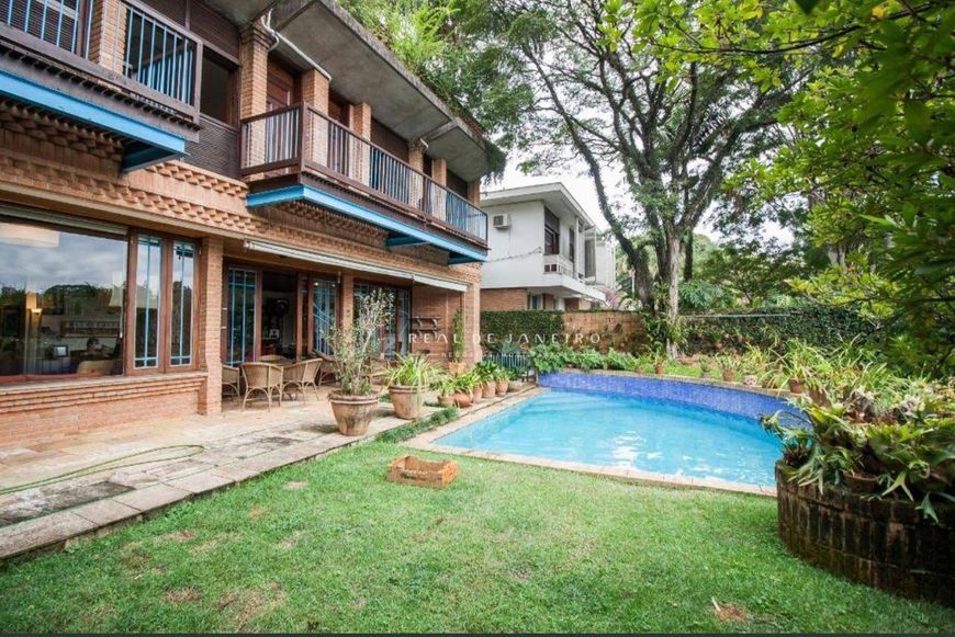 Casa no Pacaembu: 1000 m², 4 suítes e piscina.