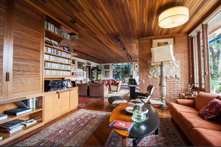 Casa no Pacaembu: 1000 m², 4 suítes e piscina.