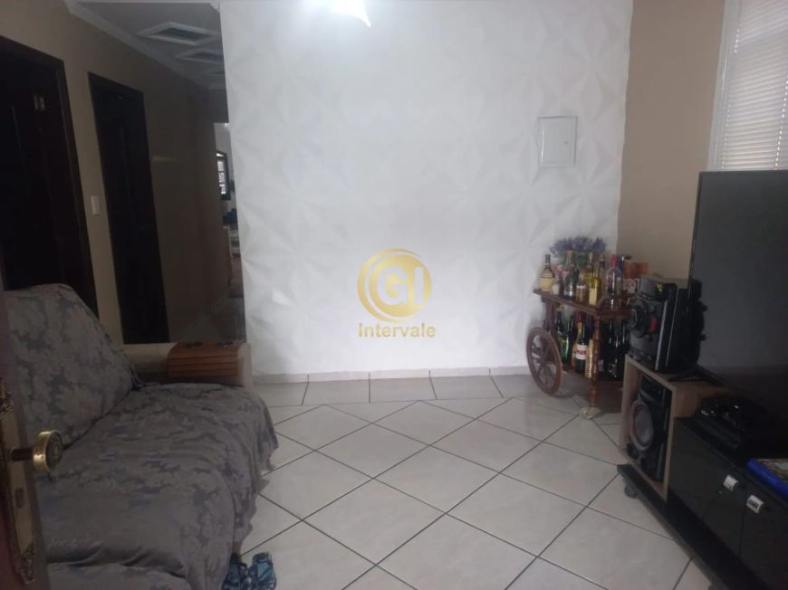 **Casa à Venda no Parque Santo Antônio - Jacareí: 4 Quartos, 3 Banheiros, 4 Vagas e Amplo Quintal**