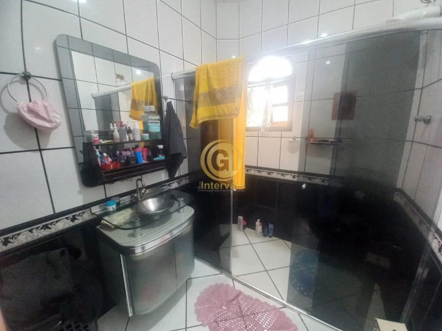 **Casa à Venda no Parque Santo Antônio - Jacareí: 4 Quartos, 3 Banheiros, 4 Vagas e Amplo Quintal**