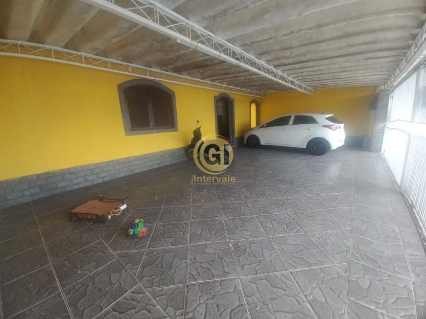 **Casa à Venda no Parque Santo Antônio - Jacareí: 4 Quartos, 3 Banheiros, 4 Vagas e Amplo Quintal**