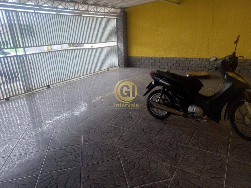 **Casa à Venda no Parque Santo Antônio - Jacareí: 4 Quartos, 3 Banheiros, 4 Vagas e Amplo Quintal**