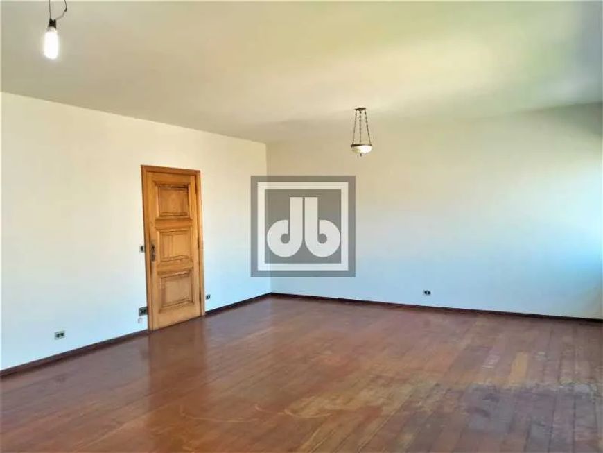 Apartamento com 2 salas, 4 quartos sendo 3 com armários, suíte com banheira, lavabo, copa-cozinha pl