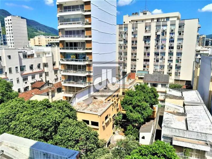 Apartamento com 2 salas, 4 quartos sendo 3 com armários, suíte com banheira, lavabo, copa-cozinha pl