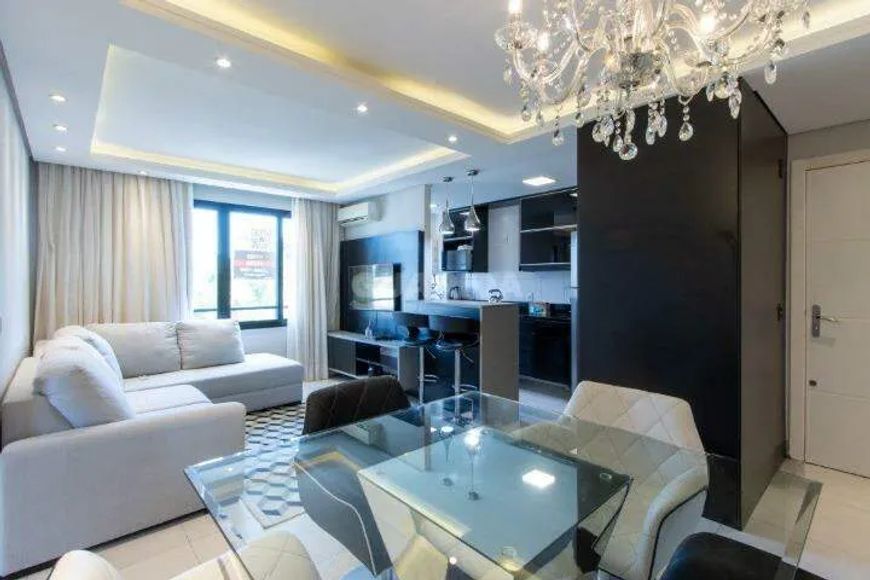 Apartamento com 2 dormitórios, sendo 1 suíte, mobiliado, e 2 vagas de garagem no bairro Cristal