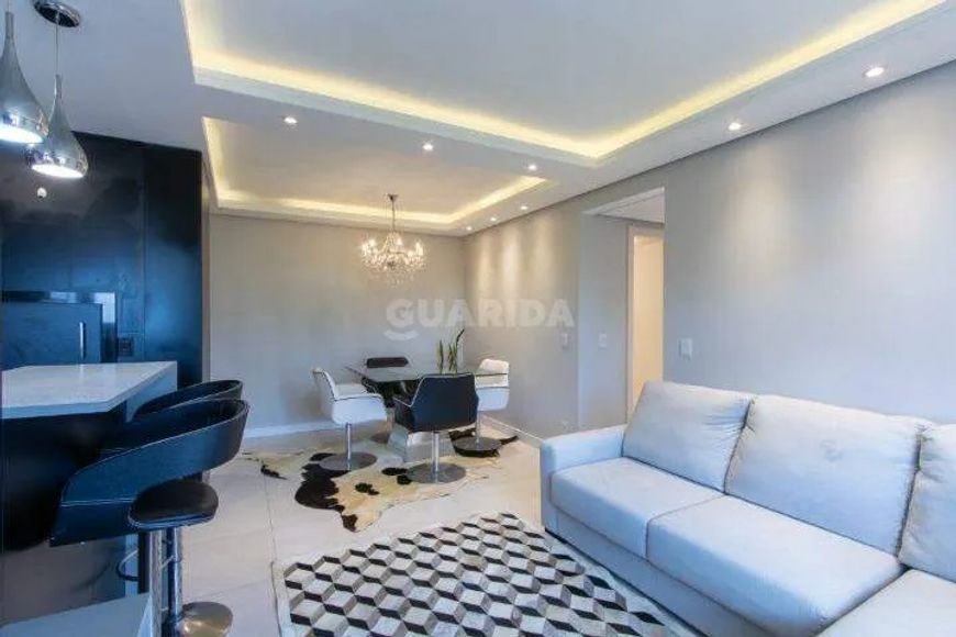 Apartamento com 2 dormitórios, sendo 1 suíte, mobiliado, e 2 vagas de garagem no bairro Cristal