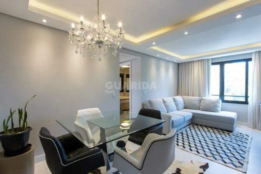 Apartamento com 2 dormitórios, sendo 1 suíte, mobiliado, e 2 vagas de garagem no bairro Cristal