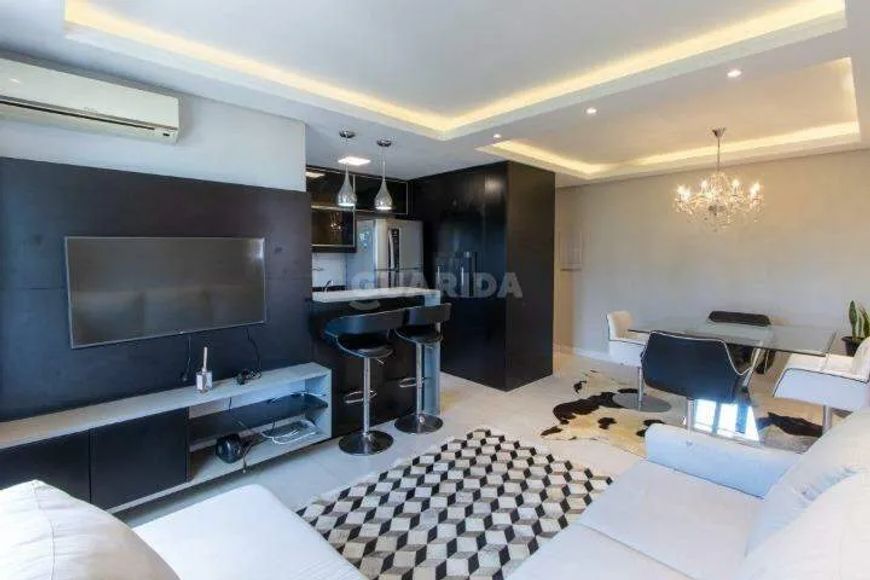 Apartamento com 2 dormitórios, sendo 1 suíte, mobiliado, e 2 vagas de garagem no bairro Cristal