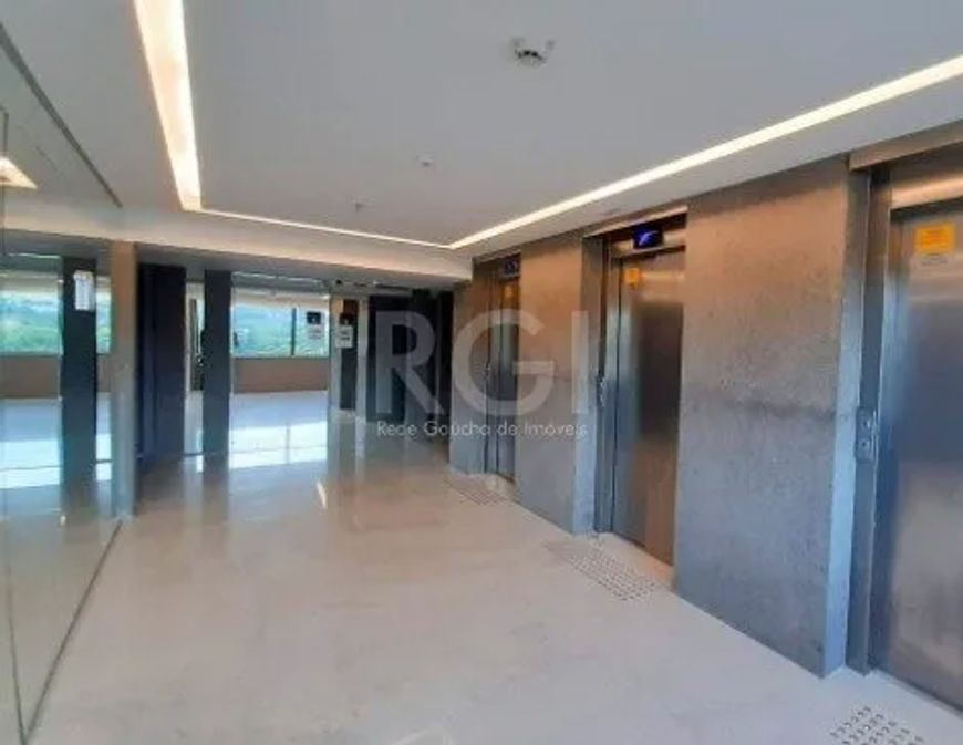 Sala comercial para locação no bairro Teresópolis, com aproximadamente 29,80m² de área privativa, 01