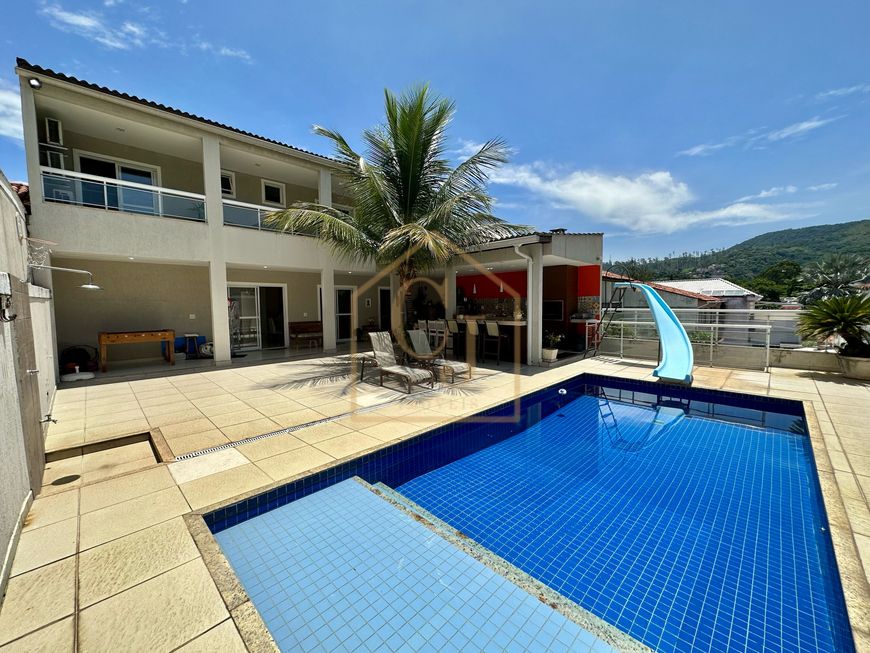 Linda casa duplex disponível para venda com 06 quartos em condomínio fechado