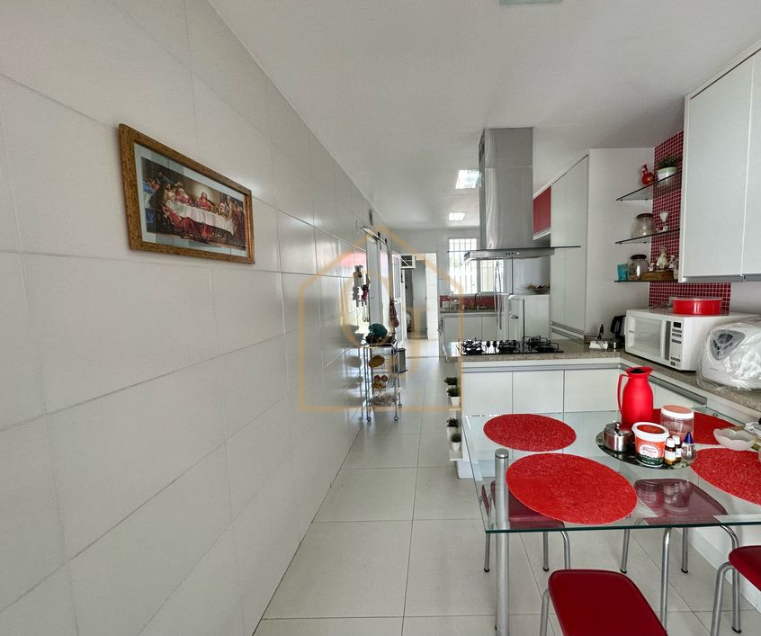 Linda casa duplex disponível para venda com 06 quartos em condomínio fechado