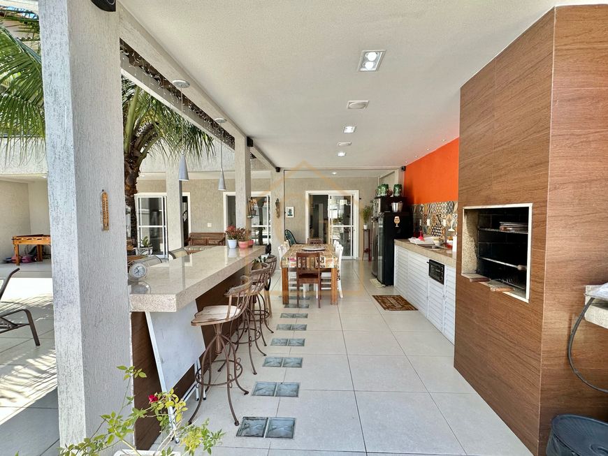 Linda casa duplex disponível para venda com 06 quartos em condomínio fechado