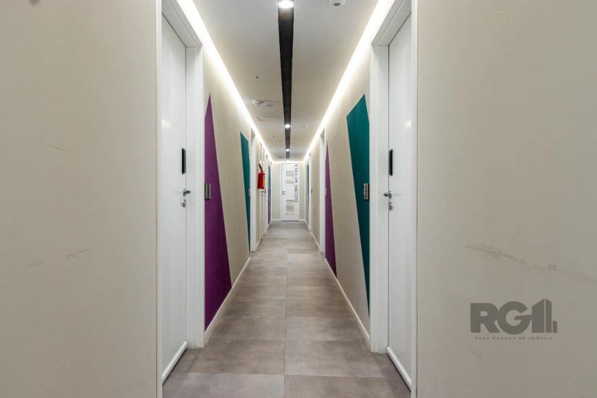 Apartamento tipo Studio e uma garagem no bairro Santa Cecília em Porto Alegre. Descubra este aconche