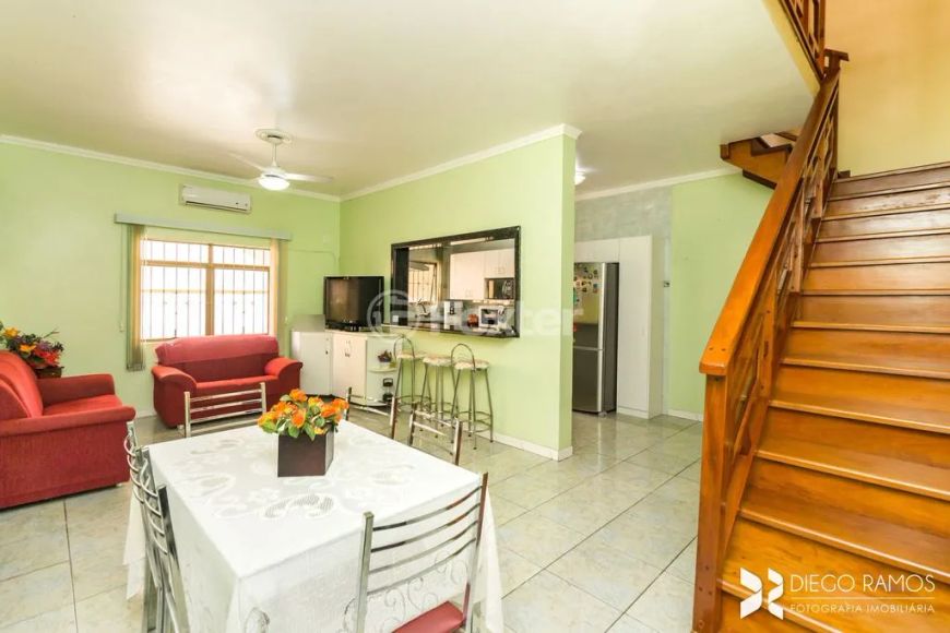 Casa Sobrado para venda possui 229m2 com 3 quartos em Cavalhada - Porto Alegre - RS