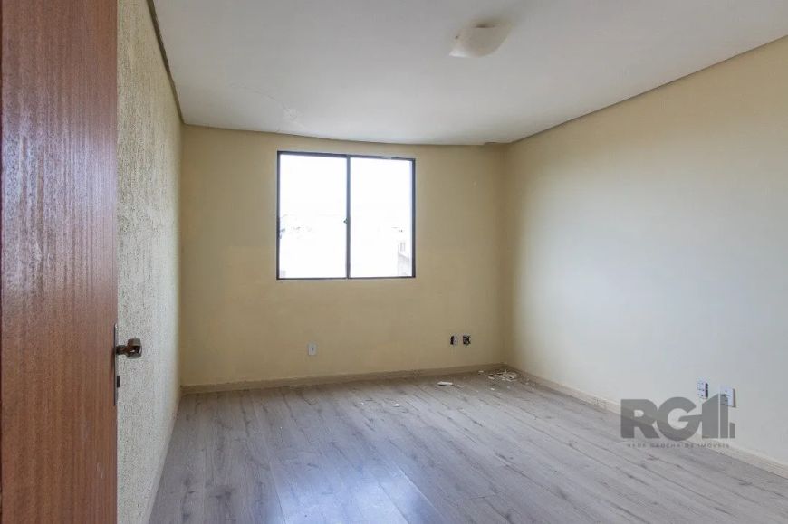 Sala com aproximadamente 25m² privativos, de lateral, localizada no terceiro pavimento e com banheir
