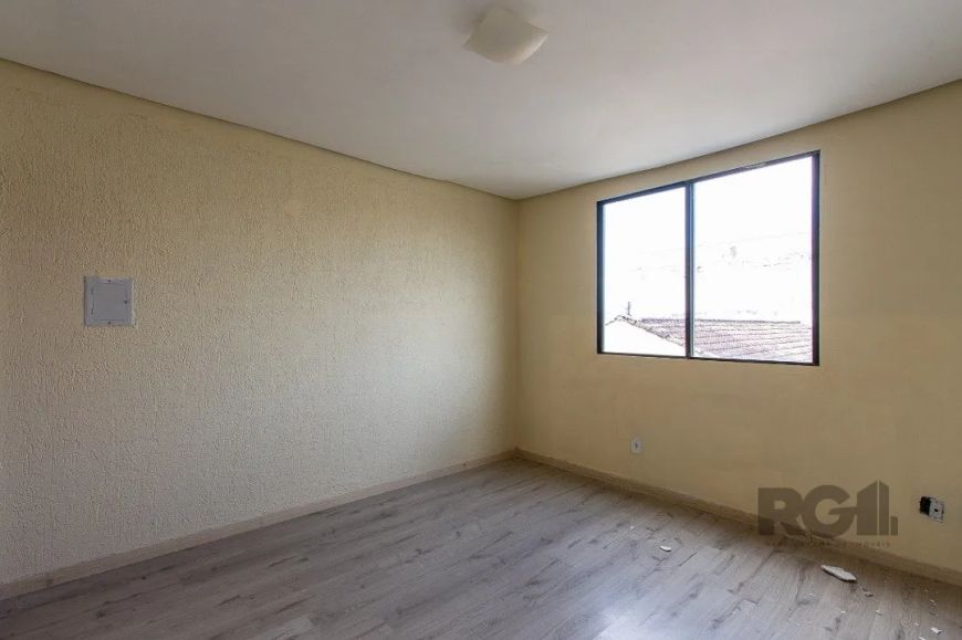 Sala com aproximadamente 25m² privativos, de lateral, localizada no terceiro pavimento e com banheir