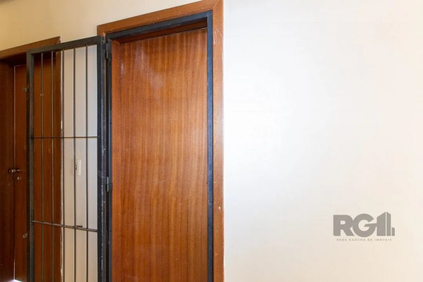 Sala com aproximadamente 25m² privativos, de lateral, localizada no terceiro pavimento e com banheir