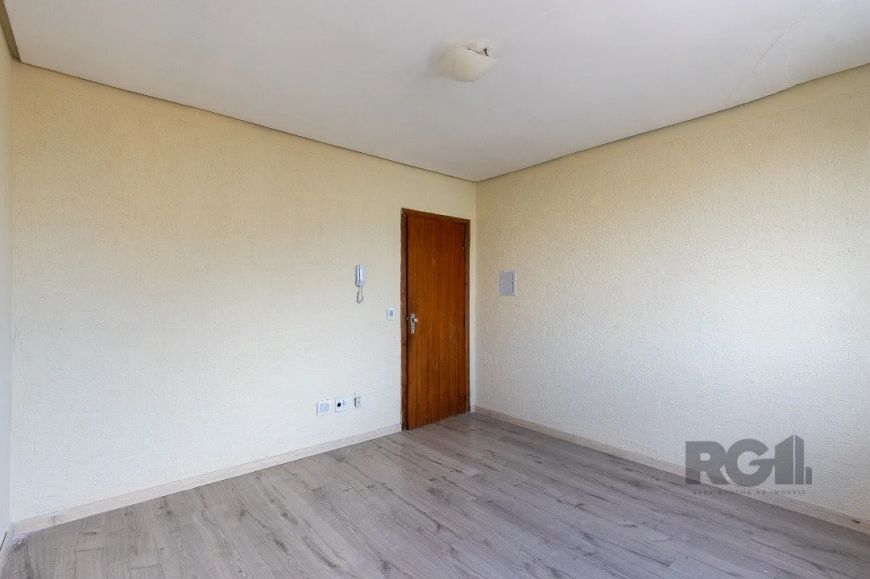 Sala com aproximadamente 25m² privativos, de lateral, localizada no terceiro pavimento e com banheir