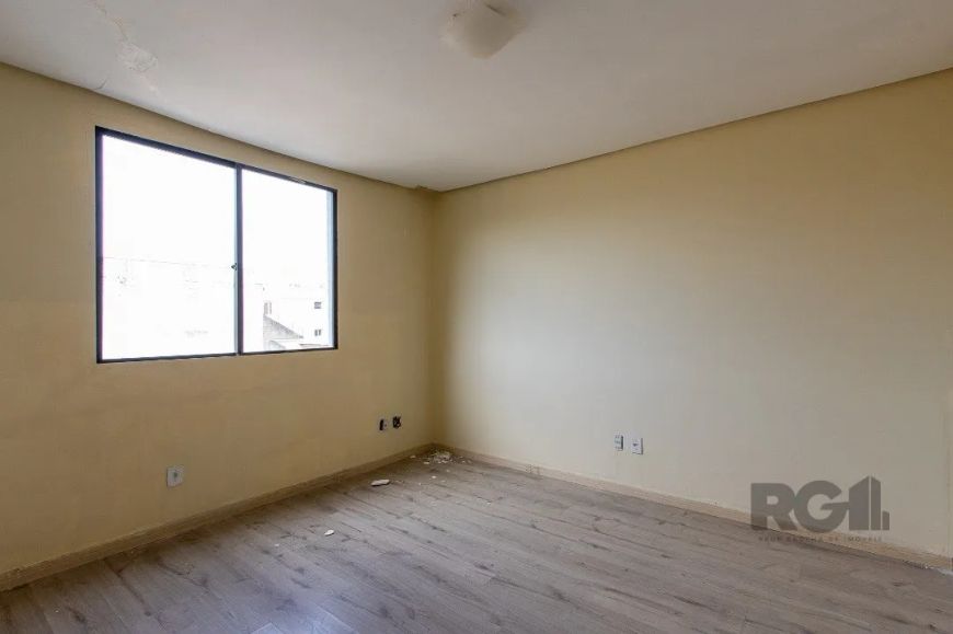 Sala com aproximadamente 25m² privativos, de lateral, localizada no terceiro pavimento e com banheir