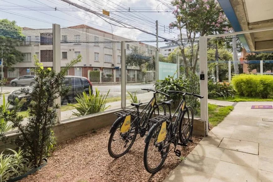 Studio premium 100% mobiliado com vaga. Localização com máxima demanda em Porto Alegre. Novos. Rodan