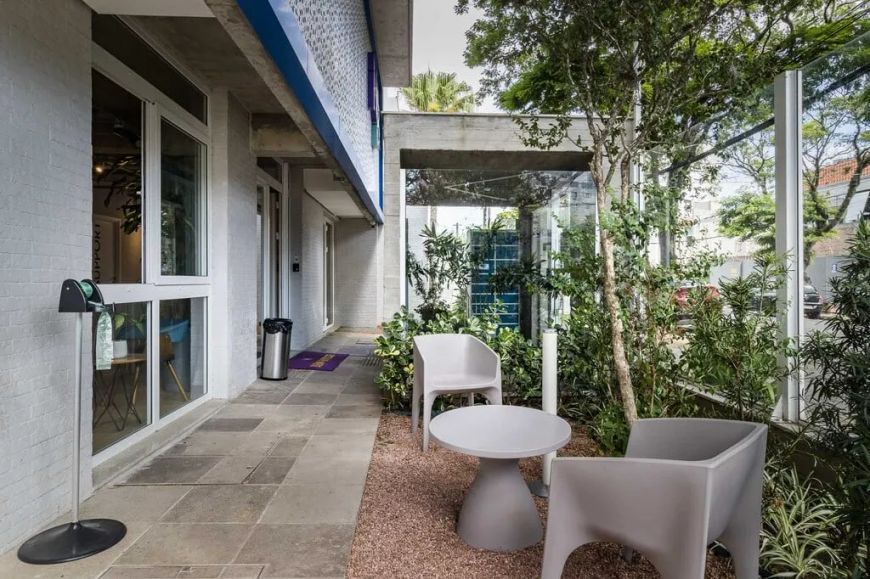 Studio premium 100% mobiliado com vaga. Localização com máxima demanda em Porto Alegre. Novos. Rodan