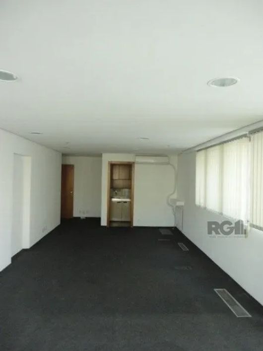 Ótima sala comercial com aproximadamente 68m² privativos, com split, lavabo e copa. Sem vaga de gara