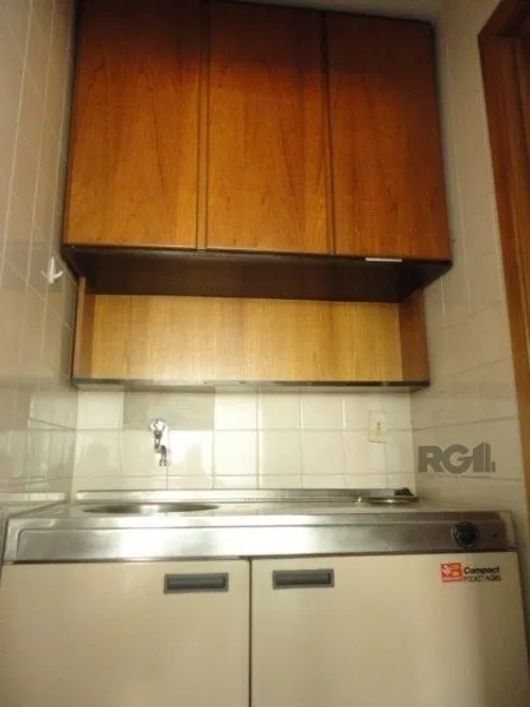 Ótima sala comercial com aproximadamente 68m² privativos, com split, lavabo e copa. Sem vaga de gara
