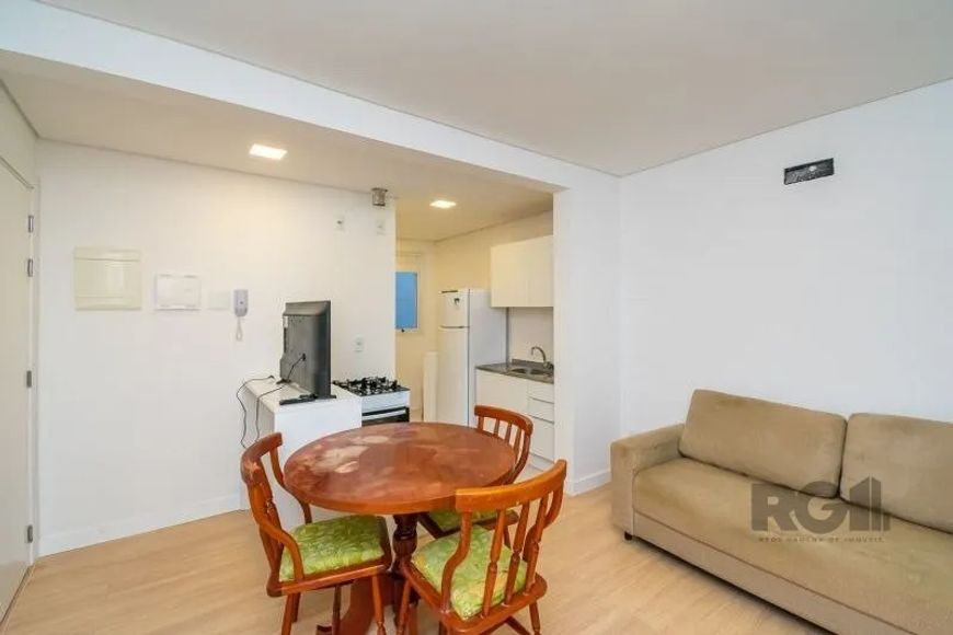 Excelente apartamento com 1 dormitório, mobiliado, amplo living que integra a sala de estar à sala d