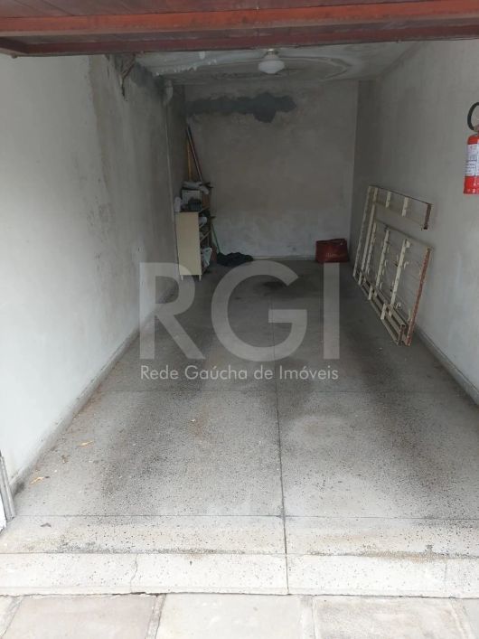 Vende apartamento de três dormitórios com banheiro social e cozinha ampla com área de serviço separa