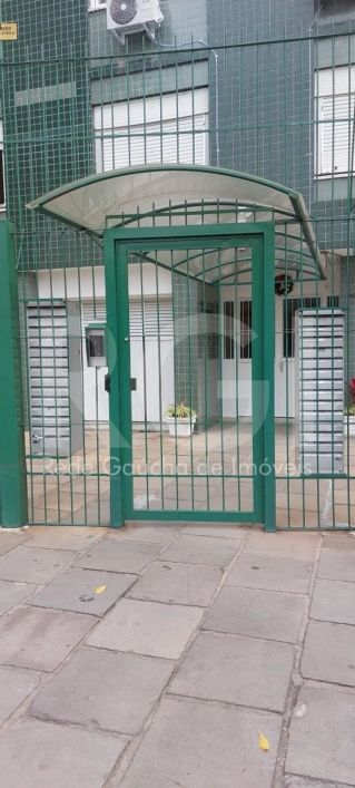 Vende apartamento de três dormitórios com banheiro social e cozinha ampla com área de serviço separa