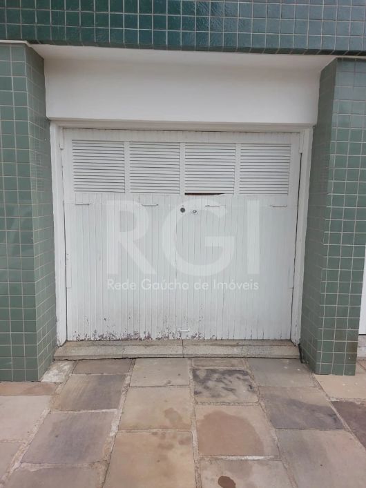 Vende apartamento de três dormitórios com banheiro social e cozinha ampla com área de serviço separa