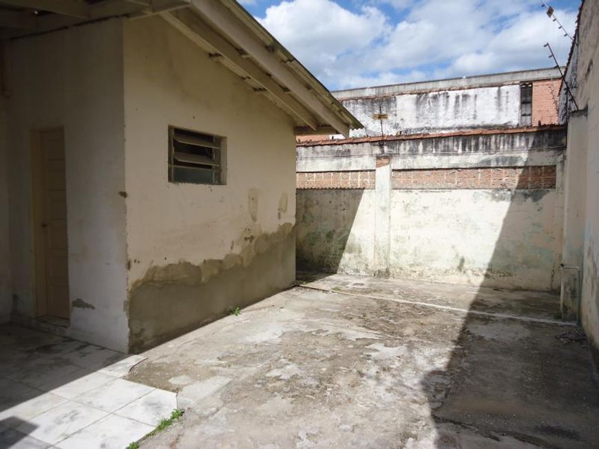 Casa Comercial c/ aprox. 240m², em ótima localização no QUARTO DISTRITO! Conta c/ 5 salas, cozinha,