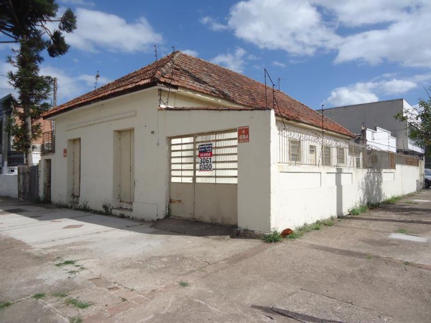 Casa Comercial c/ aprox. 240m², em ótima localização no QUARTO DISTRITO! Conta c/ 5 salas, cozinha,