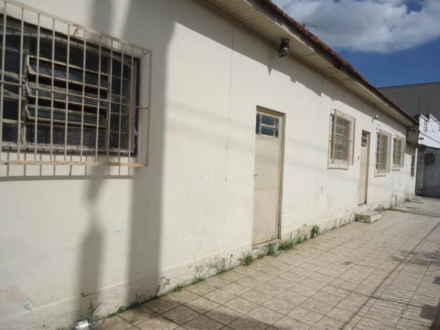 Casa Comercial c/ aprox. 240m², em ótima localização no QUARTO DISTRITO! Conta c/ 5 salas, cozinha,