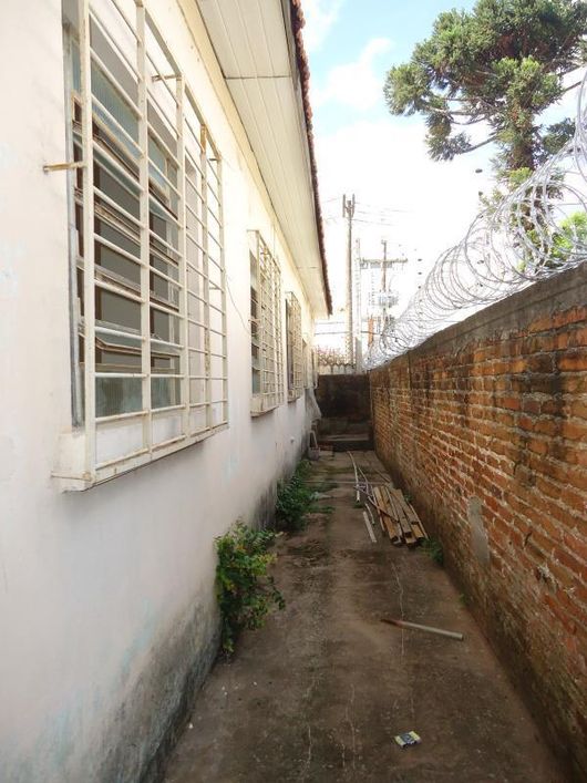 Casa Comercial c/ aprox. 240m², em ótima localização no QUARTO DISTRITO! Conta c/ 5 salas, cozinha,