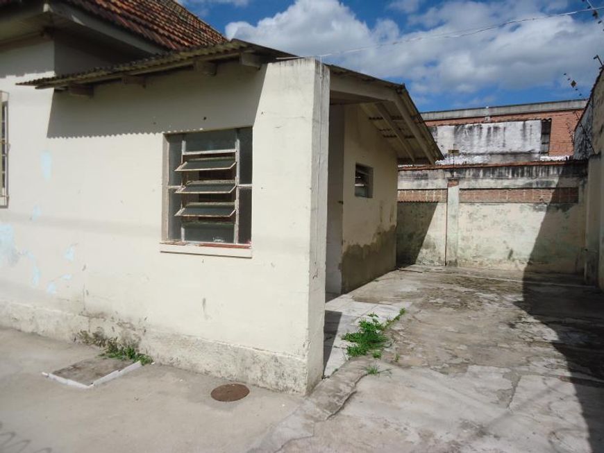 Casa Comercial c/ aprox. 240m², em ótima localização no QUARTO DISTRITO! Conta c/ 5 salas, cozinha,