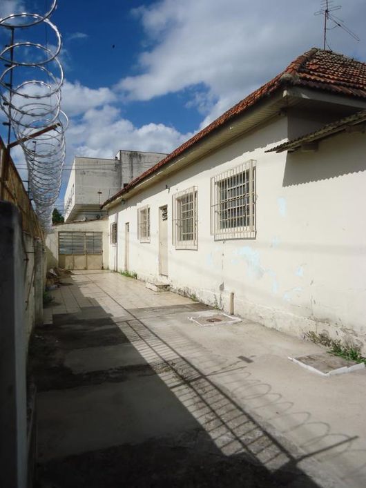 Casa Comercial c/ aprox. 240m², em ótima localização no QUARTO DISTRITO! Conta c/ 5 salas, cozinha,