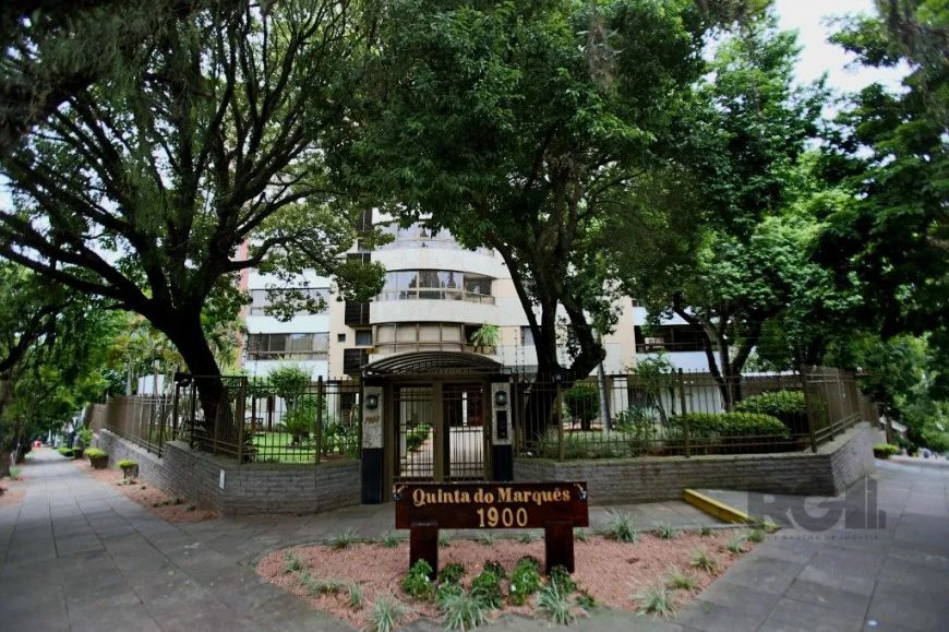 VENDE NO BAIRRO MOINHOS DE VENTO, APARTAMENTO DE 3 DORMITÓRIOS, SENDO 1 SUITE, BANHEIRO SOCIAL E BAN